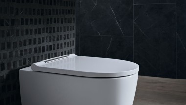 Badezimmer mit Geberit VariForm Aufsatzwaschbecken und AquaClean Mera Comfort WC
