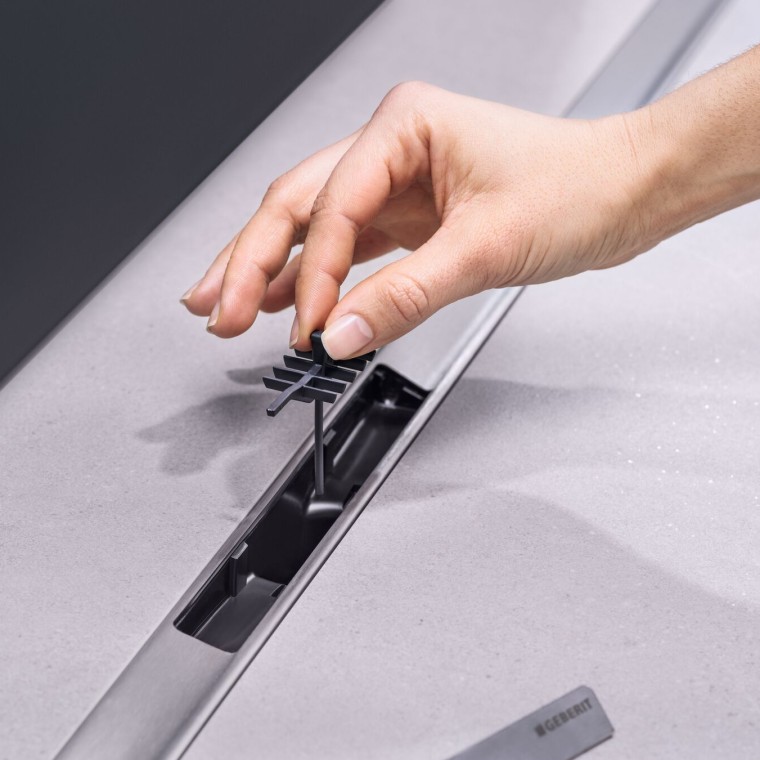 Mise en place à la main d'un filtre à cheveux dans le siphon Mise en place à la main d'un filtre à cheveux dans le siphon