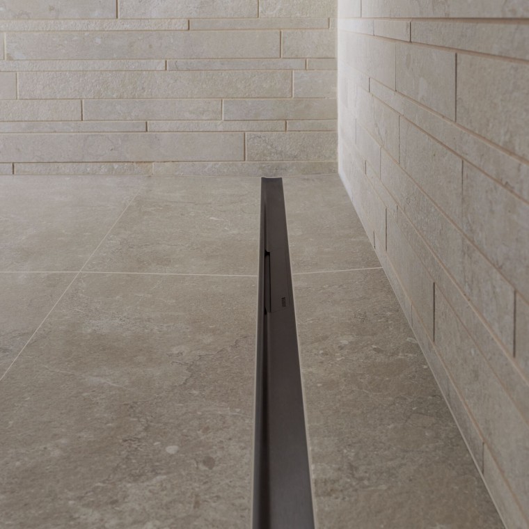 L'eau s'écoule par un élégant profilé en acier inoxydable. L'eau s'écoule par un élégant profilé en acier inoxydable.