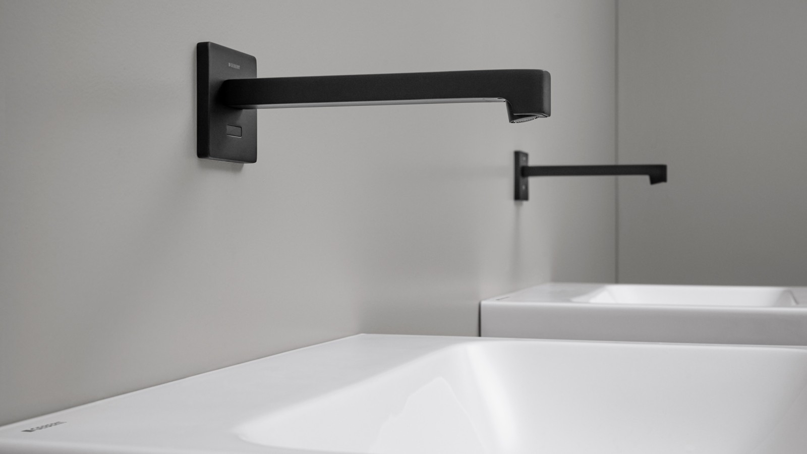 Robinet de lavabo sans contact Geberit Brenta. Robinetterie murale au design carré en noir mat Robinet de lavabo sans contact Geberit Brenta. Robinetterie murale au design carré en noir mat