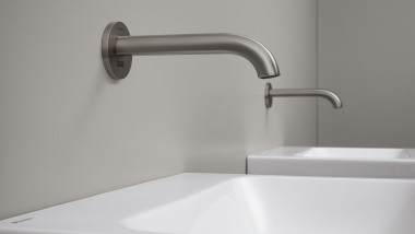 Robinet de lavabo mural Geberit Piave dans un design rond en acier inoxydable brossé Robinet de lavabo mural Geberit Piave dans un design rond en acier inoxydable brossé