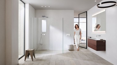 Geberit ONE Badezimmer mit weissen Keramiken und Badmöbeln (© Geberit)