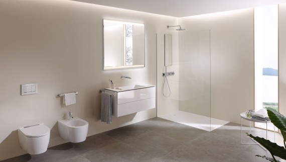 Vue d'une grande salle de bains avec WC douche Geberit AquaClean Mera, meubles de salle de bains et céramiques sanitaires (© Geberit) Vue d'une grande salle de bains avec WC douche Geberit AquaClean Mera, meubles de salle de bains et céramiques sanitaires (© Geberit)
