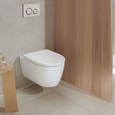 Eine weisse WC-Keramik in einem Bad mit Holzelementen wirkt auch nach vielen Jahren noch modern (hier: Toilette von Geberit iCon und Drückerplatte Geberit Sigma20) Eine weisse WC-Keramik in einem Bad mit Holzelementen wirkt auch nach vielen Jahren noch modern (hier: Toilette von Geberit iCon und Drückerplatte Geberit Sigma20)
