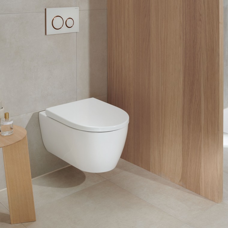 Eine weisse WC-Keramik in einem Bad mit Holzelementen wirkt auch nach vielen Jahren noch modern (hier: Toilette von Geberit iCon und Drückerplatte Geberit Sigma20) Eine weisse WC-Keramik in einem Bad mit Holzelementen wirkt auch nach vielen Jahren noch modern (hier: Toilette von Geberit iCon und Drückerplatte Geberit Sigma20)