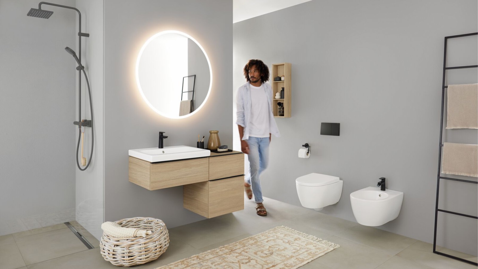 Une salle de bains avec l'espace douche dans la niche