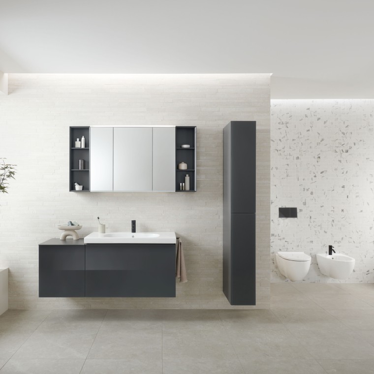 Armoire de toilette Geberit Option avec beaucoup d'espace de rangement, une prise interne et un port USB Armoire de toilette Geberit Option avec beaucoup d'espace de rangement, une prise interne et un port USB