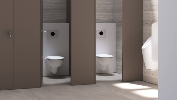 WC public équipé de réservoirs, de plaques de déclenchement et d’urinoirs Geberit
