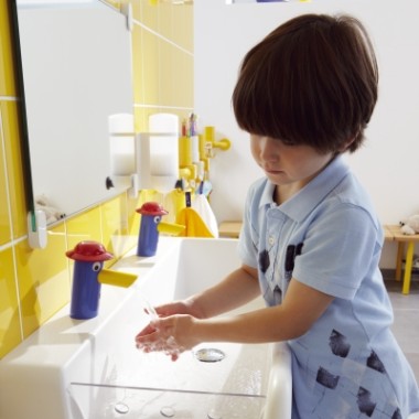Spielerisches Händewaschen mithilfe des Waschtischs von Geberit Bambini