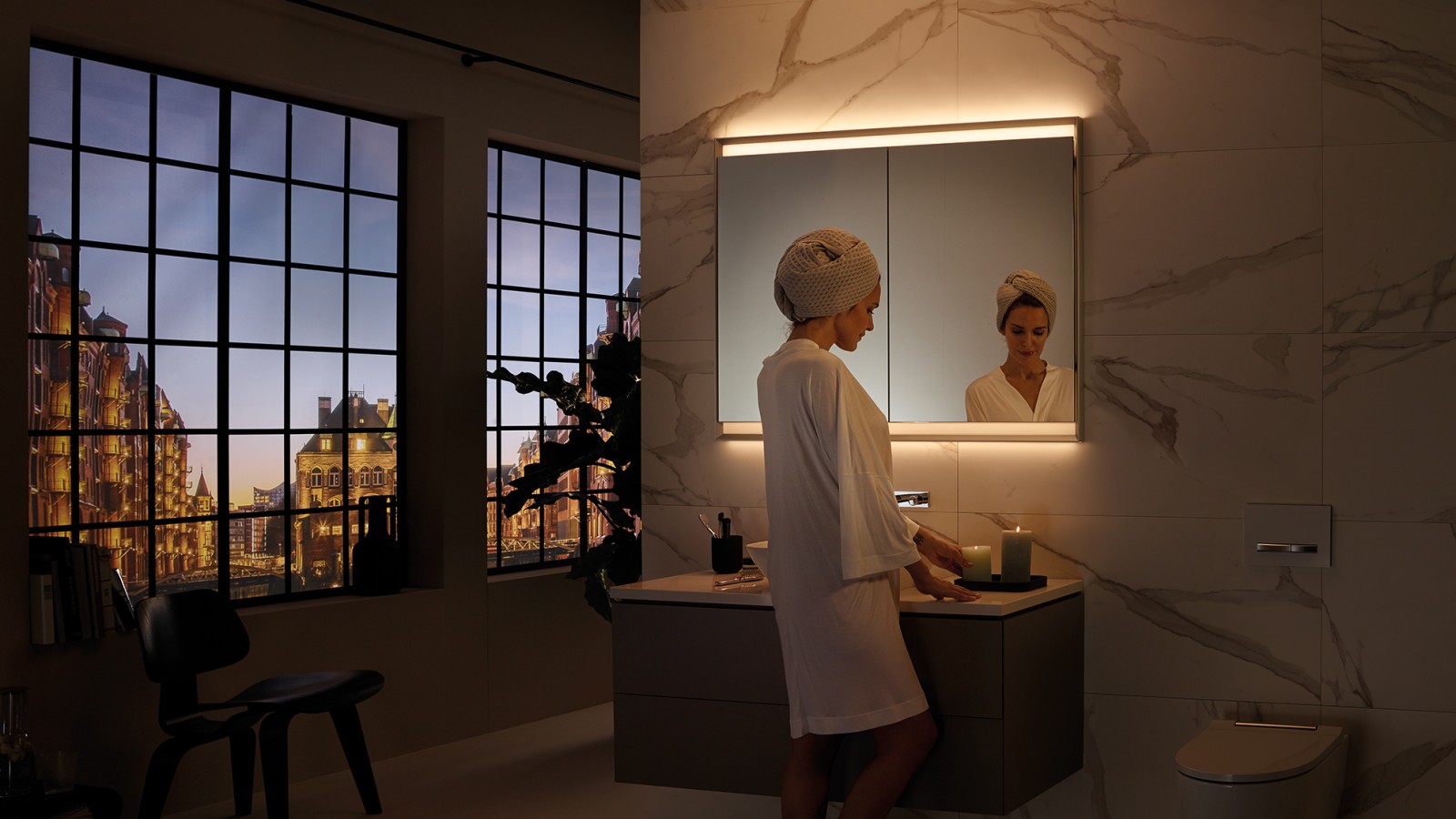 Armoire de toilette Geberit ONE avec ComfortLight, ici avec éclairage d'ambiance à la bougie (© Geberit) Armoire de toilette Geberit ONE avec ComfortLight, ici avec éclairage d'ambiance à la bougie (© Geberit)