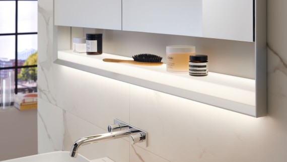 Geberit ONE Spiegelschrank mit ComfortLight und offener Ablage Geberit ONE Spiegelschrank mit ComfortLight und offener Ablage