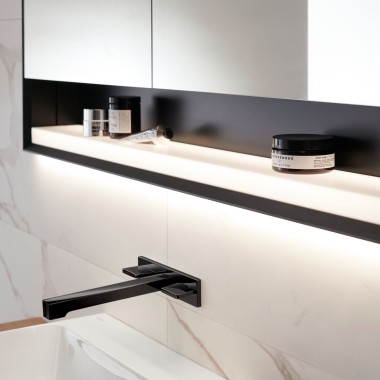 Armoire à miroir avec niche lumineuse et cadre noir mat Armoire à miroir avec niche lumineuse et cadre noir mat