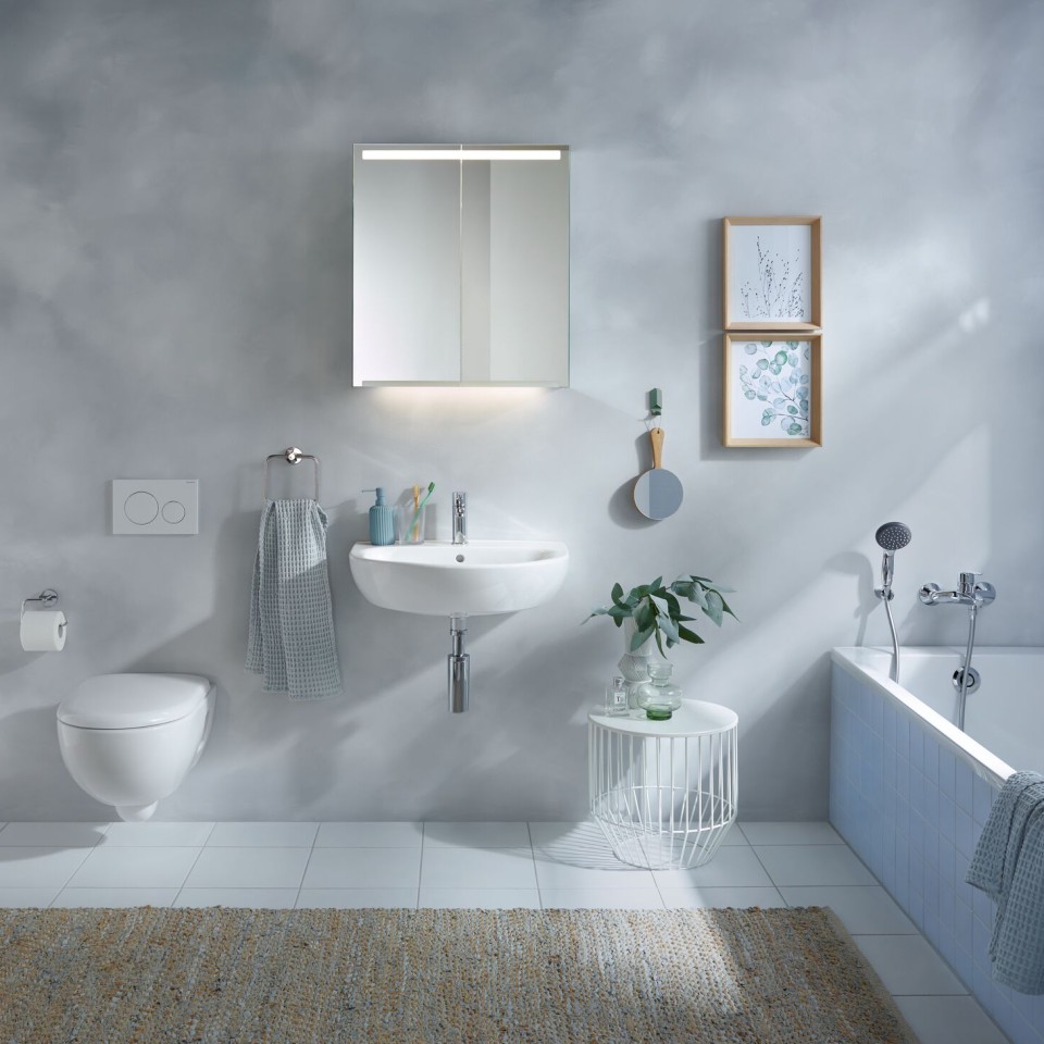 Salle de bains Geberit Renova avec lavabos, miroirs, baignoire et meubles