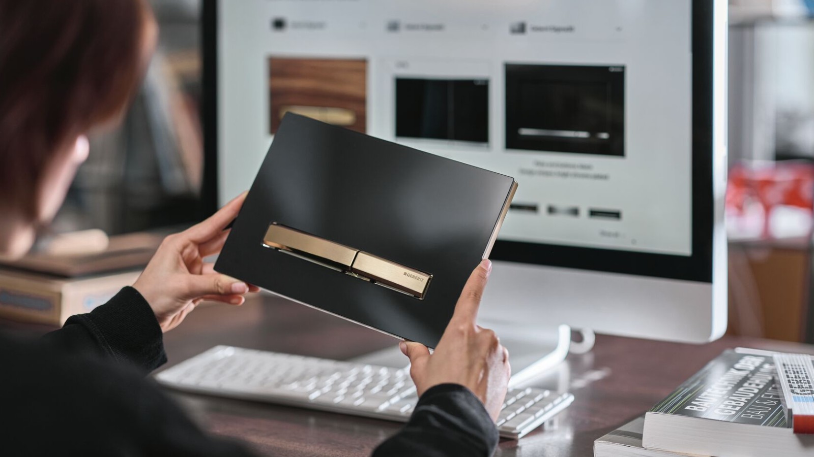 Femme avec plaque de déclenchement d'eau Geberit Sigma50 avec bouton en or rose Femme avec plaque de déclenchement d'eau Geberit Sigma50 avec bouton en or rose