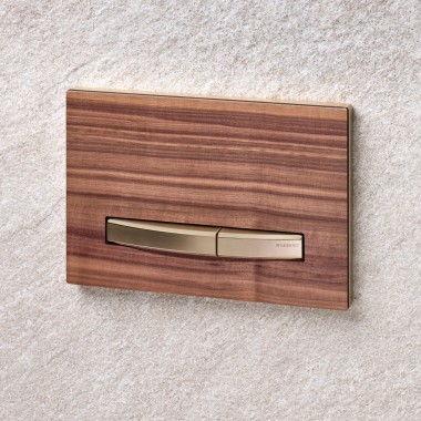 Geberit Sigma50 ist unter anderem mit einer Holzoberfläche aus amerikanischem Nussbaum verfügbar. Geberit Sigma50 ist unter anderem mit einer Holzoberfläche aus amerikanischem Nussbaum verfügbar.