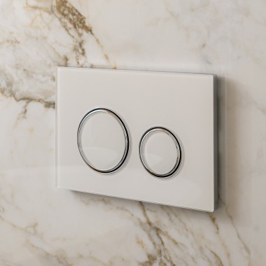 Weisse Betätigungsplatte Geberit Sigma50 mit Designringen in Silber Weisse Betätigungsplatte Geberit Sigma50 mit Designringen in Silber