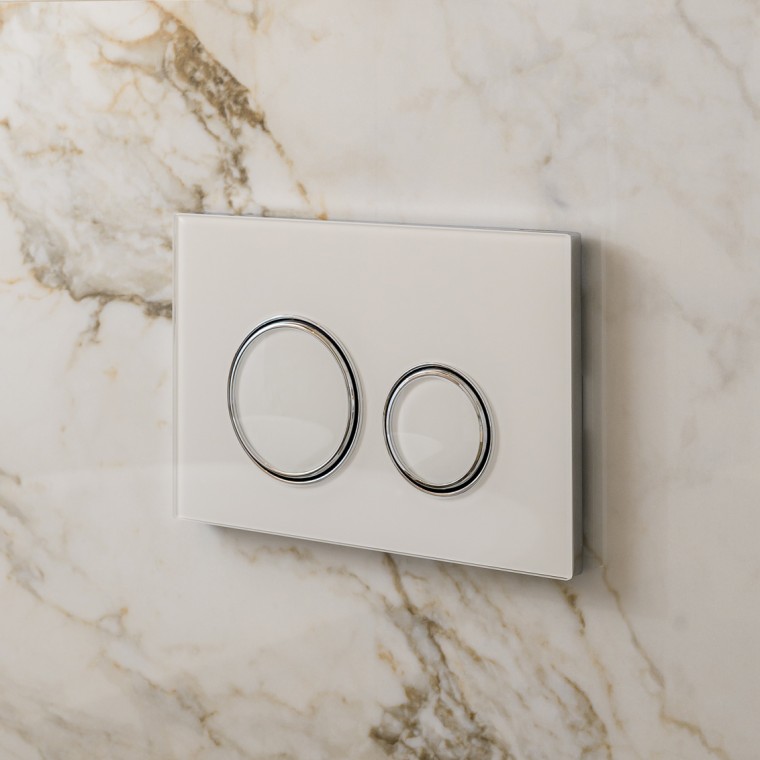 Weisse Betätigungsplatte Geberit Sigma50 mit Designringen in Silber