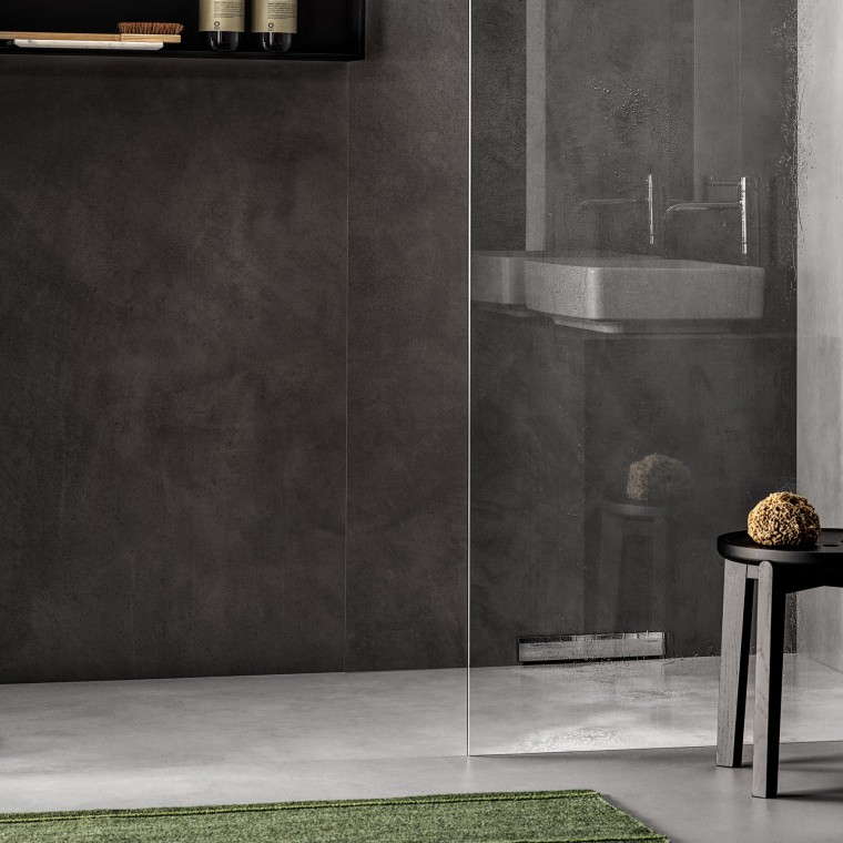 Une douche de plain-pied avec évacuation murale Une douche de plain-pied avec évacuation murale