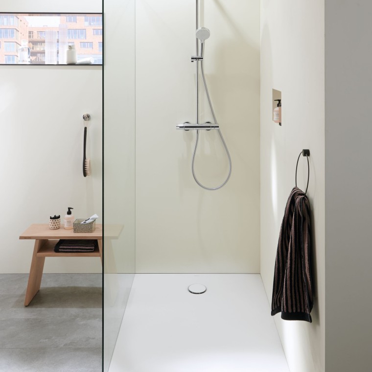 Une douche walk-in dans une petite salle de bains