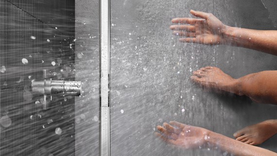 Personne se douchant dans une douche de plain pied Geberit CleanLine (© Geberit) Personne se douchant dans une douche de plain pied Geberit CleanLine (© Geberit)