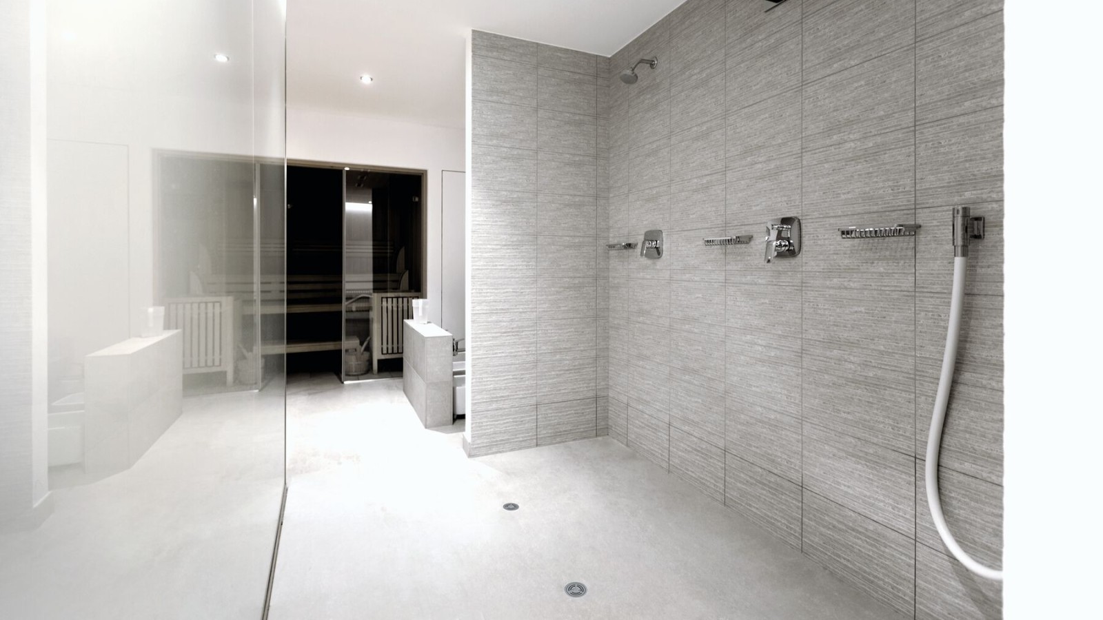 Local sanitaire semi-public avec douche en vinyle (PVC) Geberit avec bonde pour douche de plain-pied Local sanitaire semi-public avec douche en vinyle (PVC) Geberit avec bonde pour douche de plain-pied