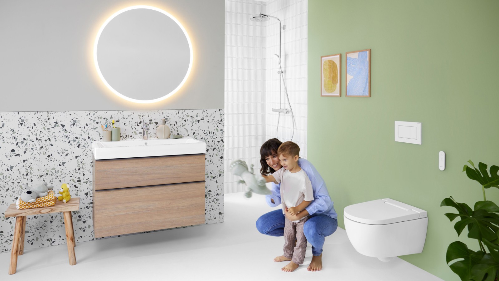 Geberit AquaClean Alba avec femme et enfant dans la salle de bains