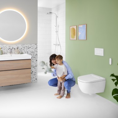 Frau und Kind in einem farbenfrohen Badezimmer mit Geberit Option Spiegel