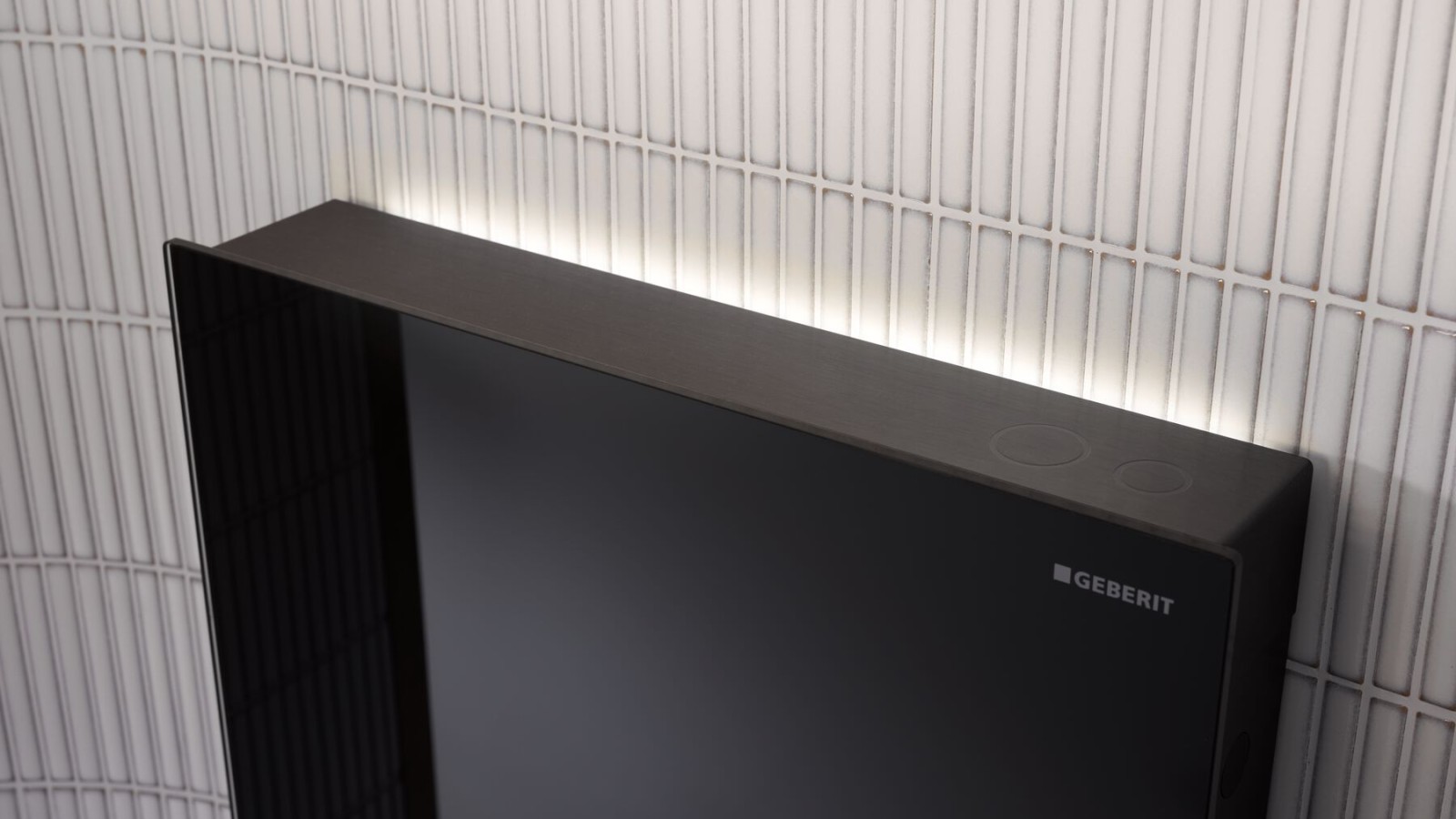 Déclenchement du rinçage sur le module sanitaire Geberit Monolith Plus (© Geberit) Déclenchement du rinçage sur le module sanitaire Geberit Monolith Plus (© Geberit)