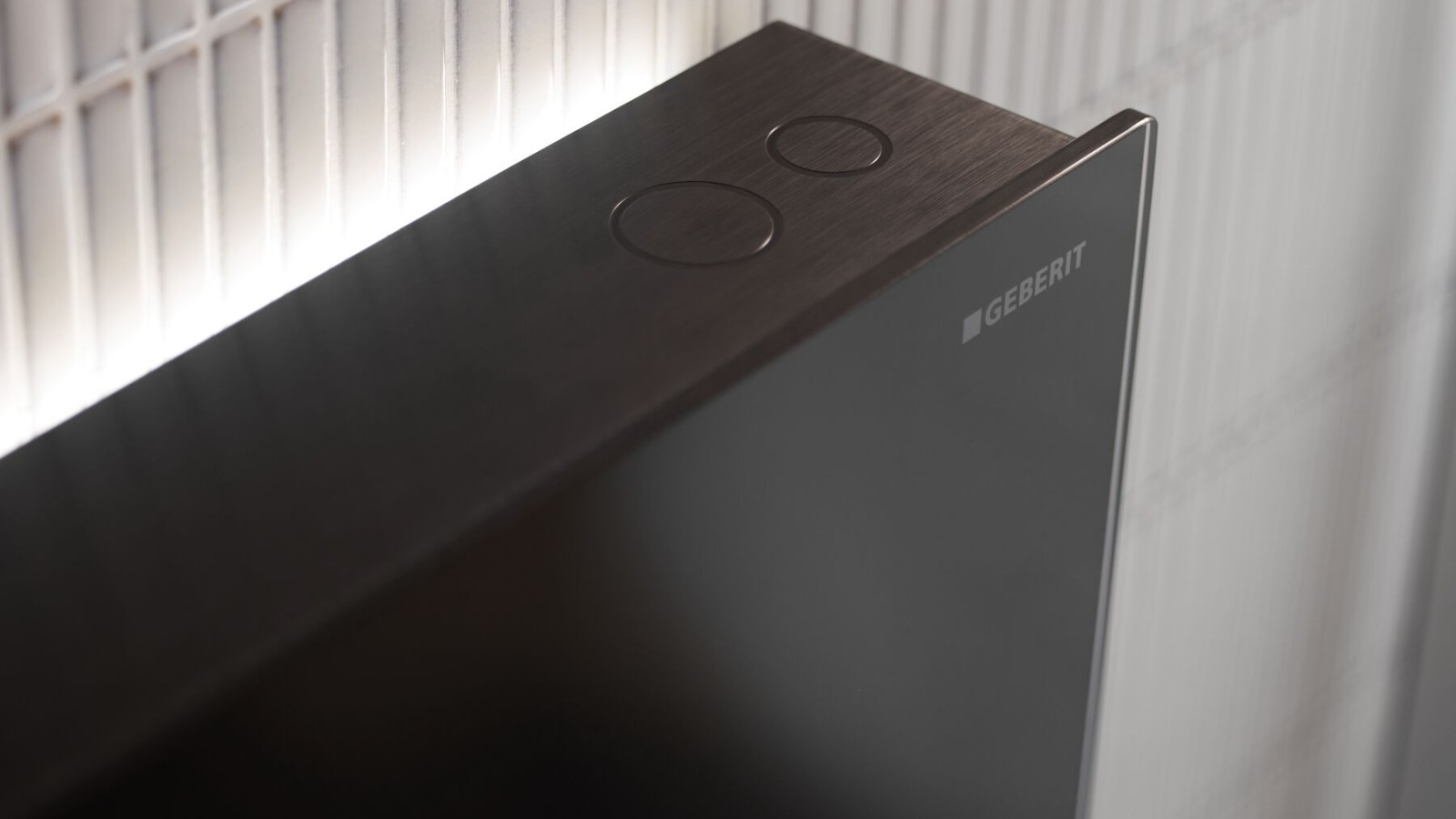 Geberit Monolith Plus avec façade en verre ComfortLight noir (© Geberit) Geberit Monolith Plus avec façade en verre ComfortLight noir (© Geberit)