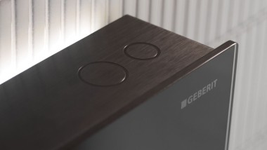 Geberit Monolith Plus avec façade en verre ComfortLight noir (© Geberit)