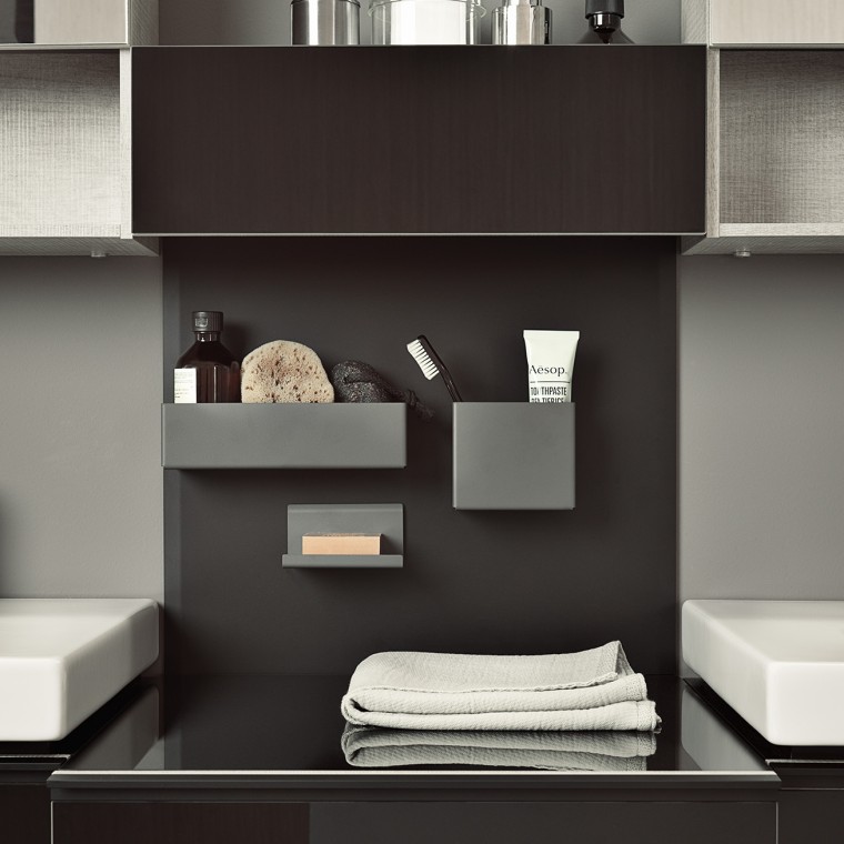 Tableau magnétique de Geberit avec boîtes de rangement pratiques Tableau magnétique de Geberit avec boîtes de rangement pratiques