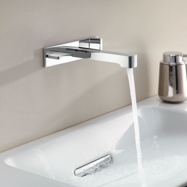 Geberit ONE robinetterie murale pour lavabos au design carré Geberit ONE robinetterie murale pour lavabos au design carré