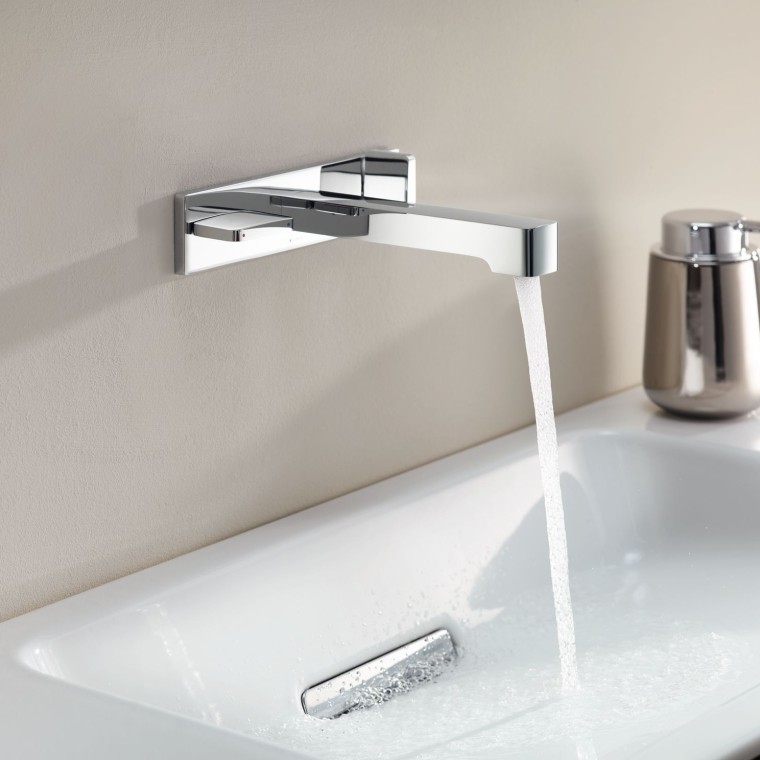 Geberit ONE robinetterie murale pour lavabos au design carré Geberit ONE robinetterie murale pour lavabos au design carré