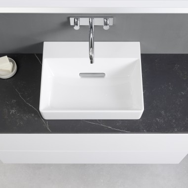 Waschbecken und ein Unterschrank von Geberit ONE Waschbecken und ein Unterschrank von Geberit ONE