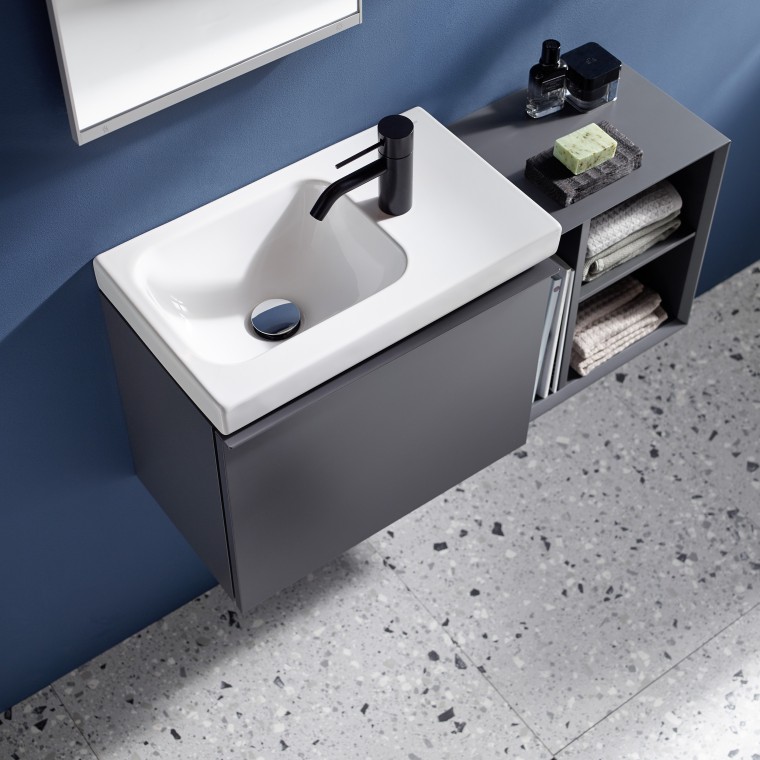 Petit lavabo Geberit iCon avec robinetterie latérale en noir mat Petit lavabo Geberit iCon avec robinetterie latérale en noir mat