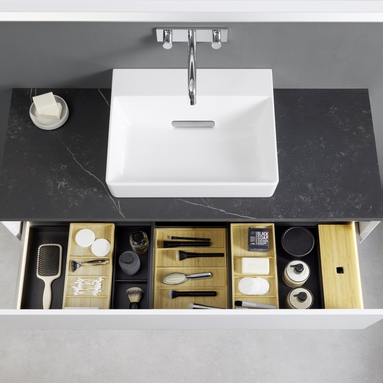 Vue d'en haut d'un tiroir de lavabo Geberit ONE ouvert avec boîtes de rangement Vue d'en haut d'un tiroir de lavabo Geberit ONE ouvert avec boîtes de rangement