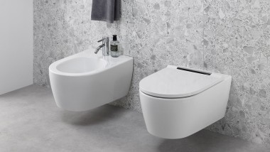 Vue d’une salle de bains avec WC et bidet Geberit ONE