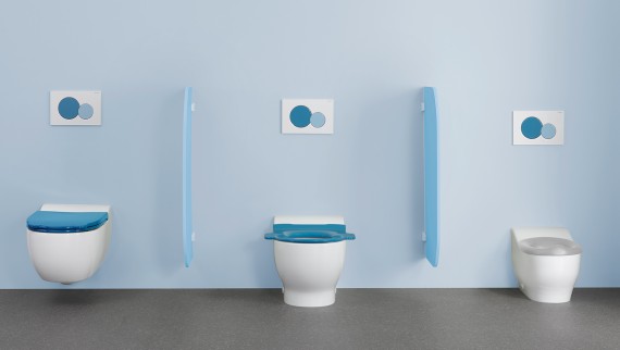 Toiletten der Geberit Bambini Badserie mit bunten WC-Deckeln und Betätigungsplatten Toiletten der Geberit Bambini Badserie mit bunten WC-Deckeln und Betätigungsplatten