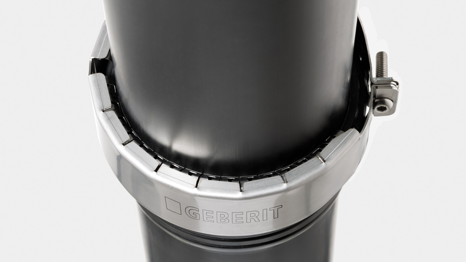 Grâce à la bague à serrer Geberit, le système Silent-PP peut être utilisé pour l’évacuation des toitures Grâce à la bague à serrer Geberit, le système Silent-PP peut être utilisé pour l’évacuation des toitures