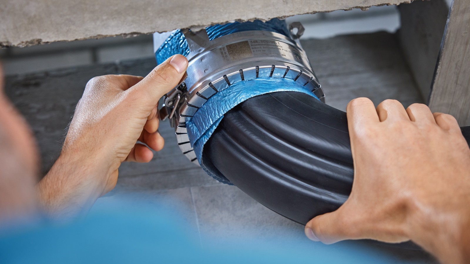 Installation du Geberit Rohrschott90 Plus sur le coude Geberit BottomTurn Installation du Geberit Rohrschott90 Plus sur le coude Geberit BottomTurn