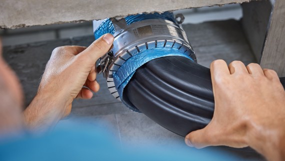 Installation du Geberit Rohrschott90 Plus sur le coude Geberit BottomTurn
