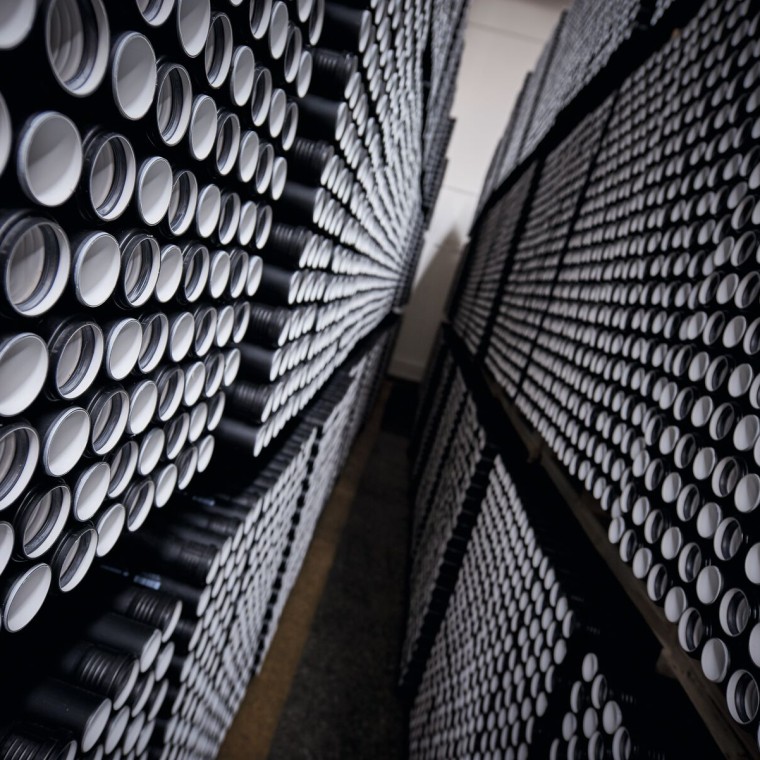 Gestapelte Silent-PP Rohre aus der europäischen Produktion Gestapelte Silent-PP Rohre aus der europäischen Produktion