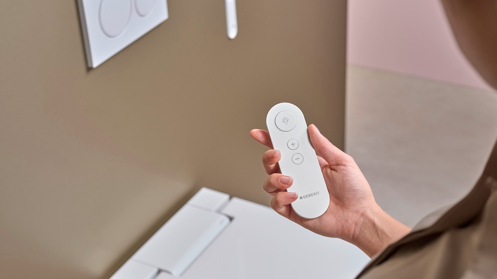 Une télécommande pratique assure le confort d’utilisation du WCdouche. Une télécommande pratique assure le confort d’utilisation du WCdouche.