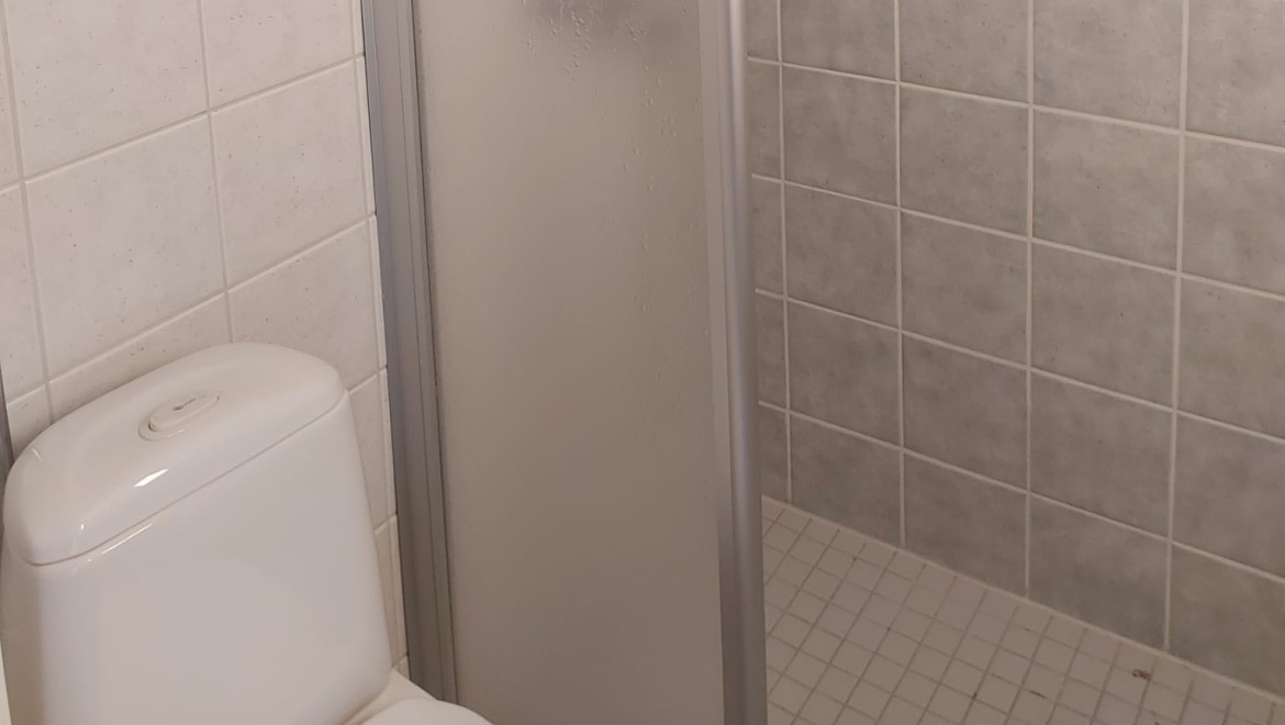 L'image d'après de la petite salle de bains avec un WC suspendu Geberit de la série iCon (© Meja Hynynen)