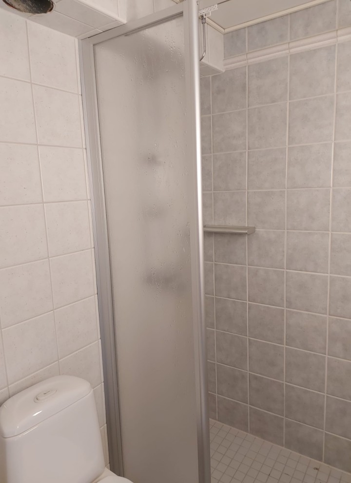 L'image d'après de la petite salle de bains avec un WC suspendu Geberit de la série iCon (© Meja Hynynen) L'image d'après de la petite salle de bains avec un WC suspendu Geberit de la série iCon (© Meja Hynynen)