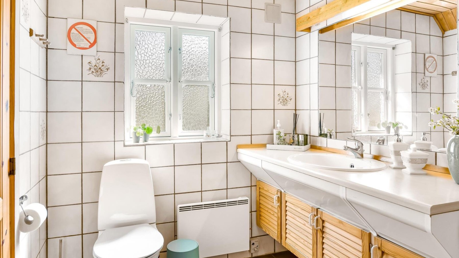 Das ursprüngliche Badezimmer mit bodenstehendem WC, weissen Kacheln und hölzernen Badmöbeln (© @triner2 und @strandparken3) Das ursprüngliche Badezimmer mit bodenstehendem WC, weissen Kacheln und hölzernen Badmöbeln (© @triner2 und @strandparken3)