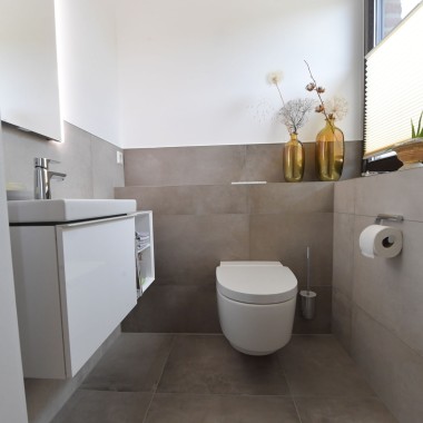 Vue sur le WC-douche Geberit AquaClean Mera Classic et le lavabo