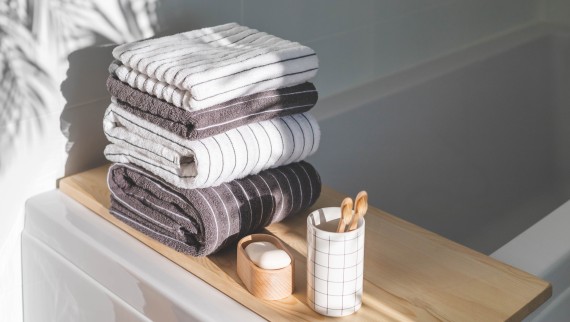 Gestreifte Handtücher in einem weissen Badezimmer (© iStock) Gestreifte Handtücher in einem weissen Badezimmer (© iStock)