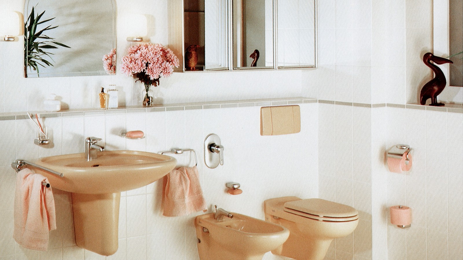 Les céramiques et plaques de déclenchement colorées, mais aussi les WC suspendus, étaient très à la mode dans les années 1970 Les céramiques et plaques de déclenchement colorées, mais aussi les WC suspendus, étaient très à la mode dans les années 1970