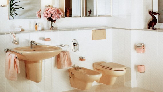 Les céramiques et plaques de déclenchement colorées, mais aussi les WC suspendus, étaient très à la mode dans les années 1970